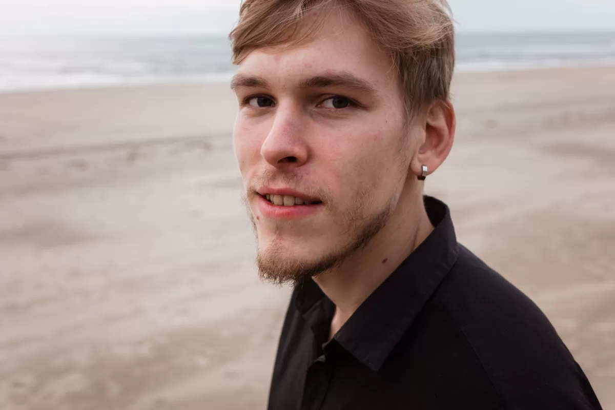 The purpose of portrait photography. Photographer Fedor Vasilev Standing on a beach