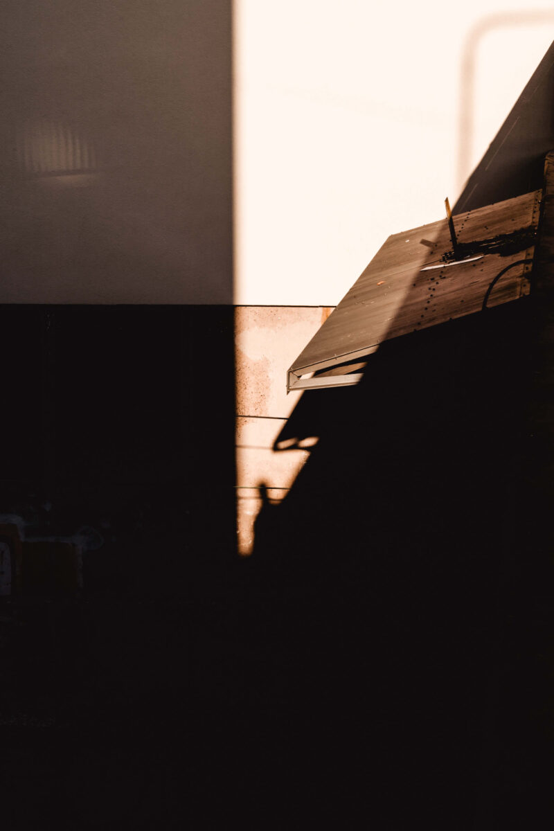 street photos in Düsseldorf: a shadow on a wall
