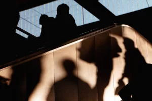 Street photography by a photographer in Vienna Fedor Vasilev. Sillhouette photography of people on a train station