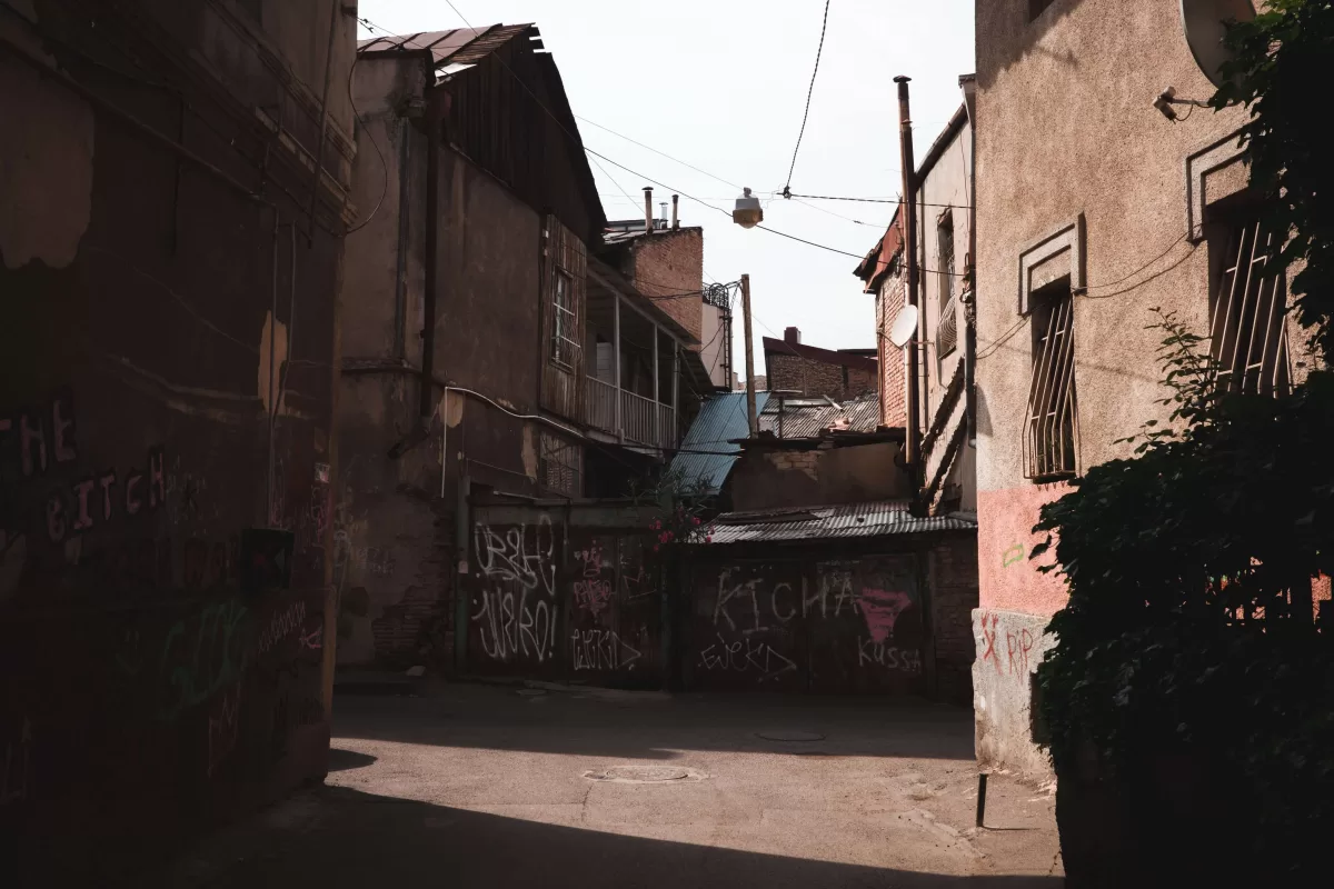 Travel photos of Georgia, Tbilisi. A Georgian yard on a sunny day