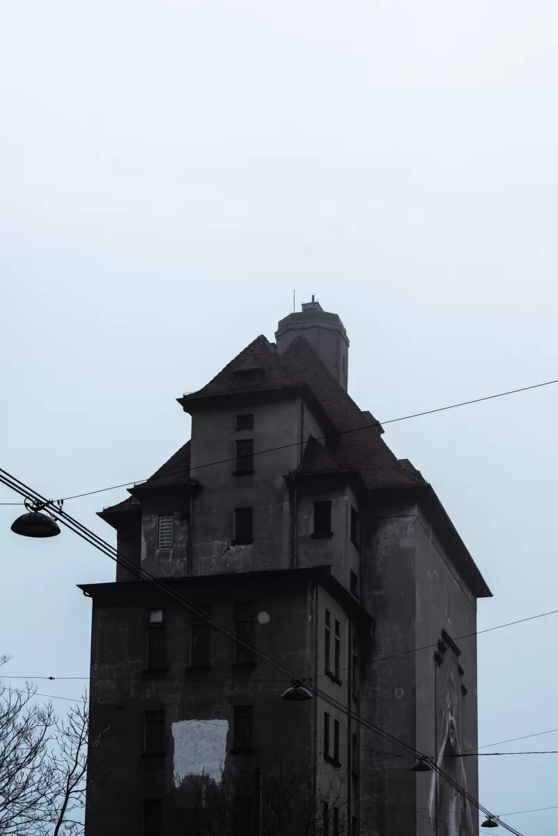 Top 7 not so Known Photography Locations in Vienna Fedor Vasilev Photographer In Berlin A building next to Ankerbrotfabrik Vienna on a foggy day