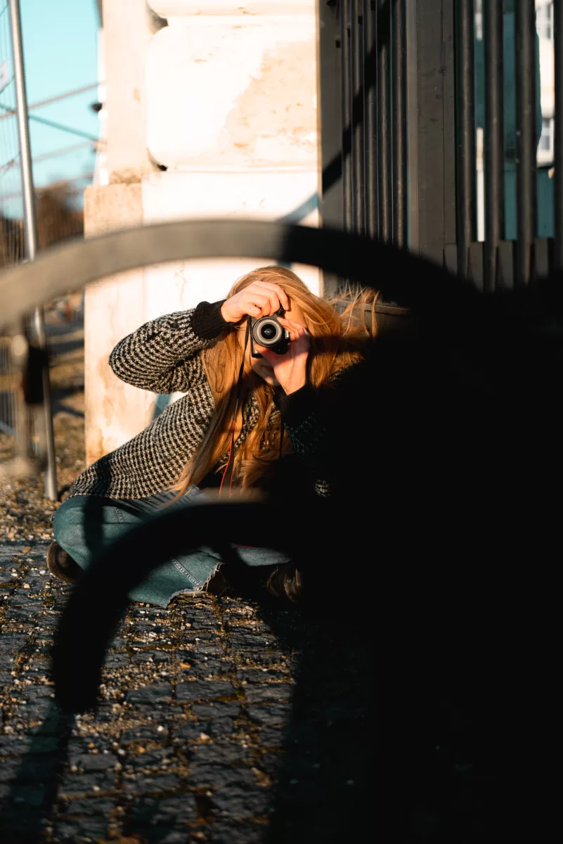 A young woman with a camera at a photo meeting in Vienna: Photo Community "Photo Jam"