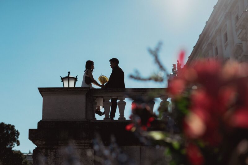 Silhouette photo of a couple sitting in front of Hofburg in Vienna by Couple photographer Fedor Vasilev
