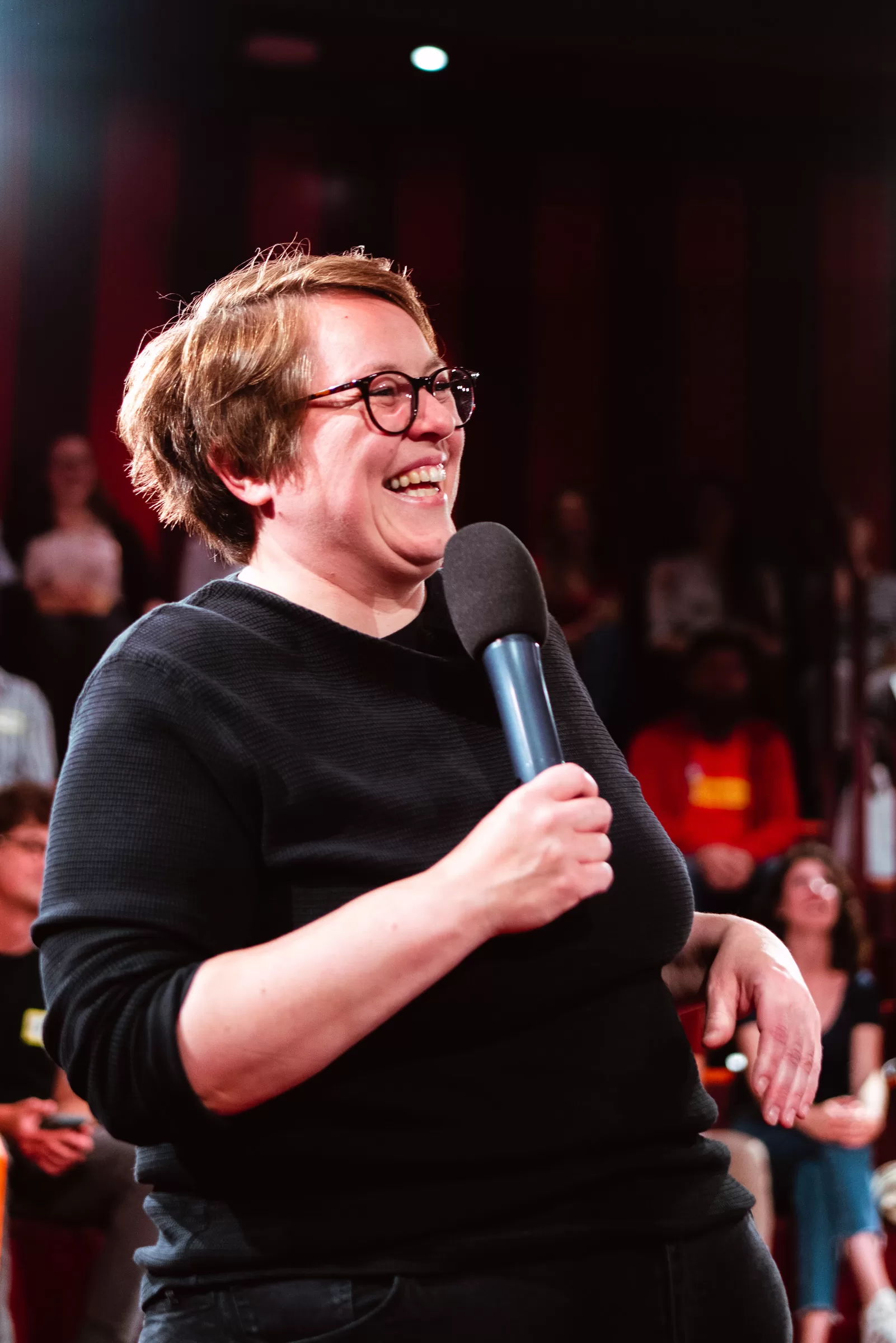 Speaker on an event in vienna with a microphone