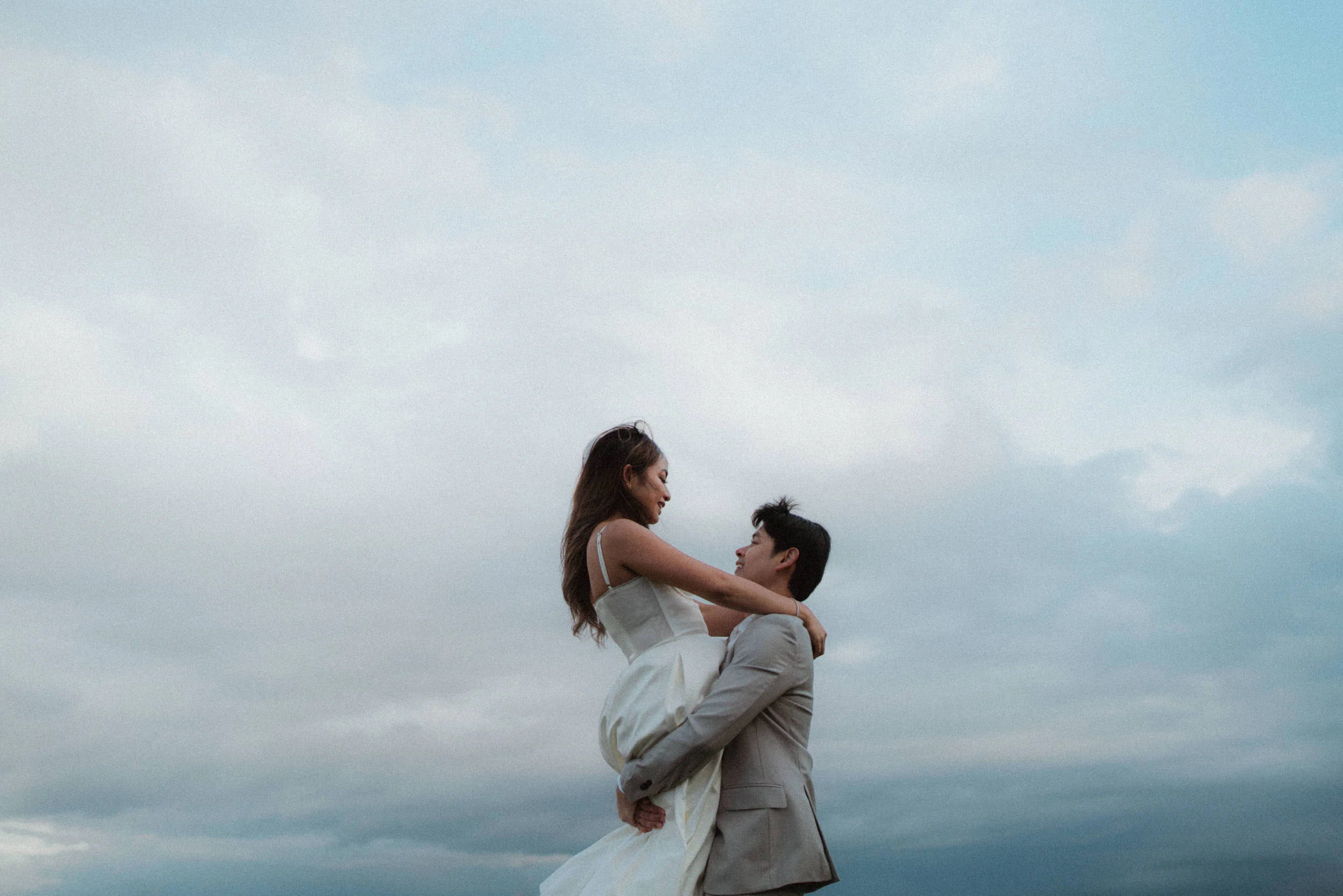 wedding photoshoot in Vienna a couple hugging in against overcast sky