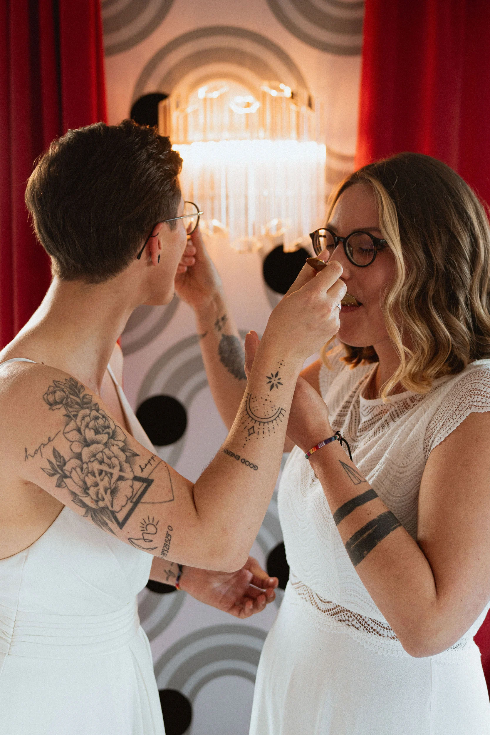 Couple eating cake at their wedding in a vintage venue in Vienna Fernblick