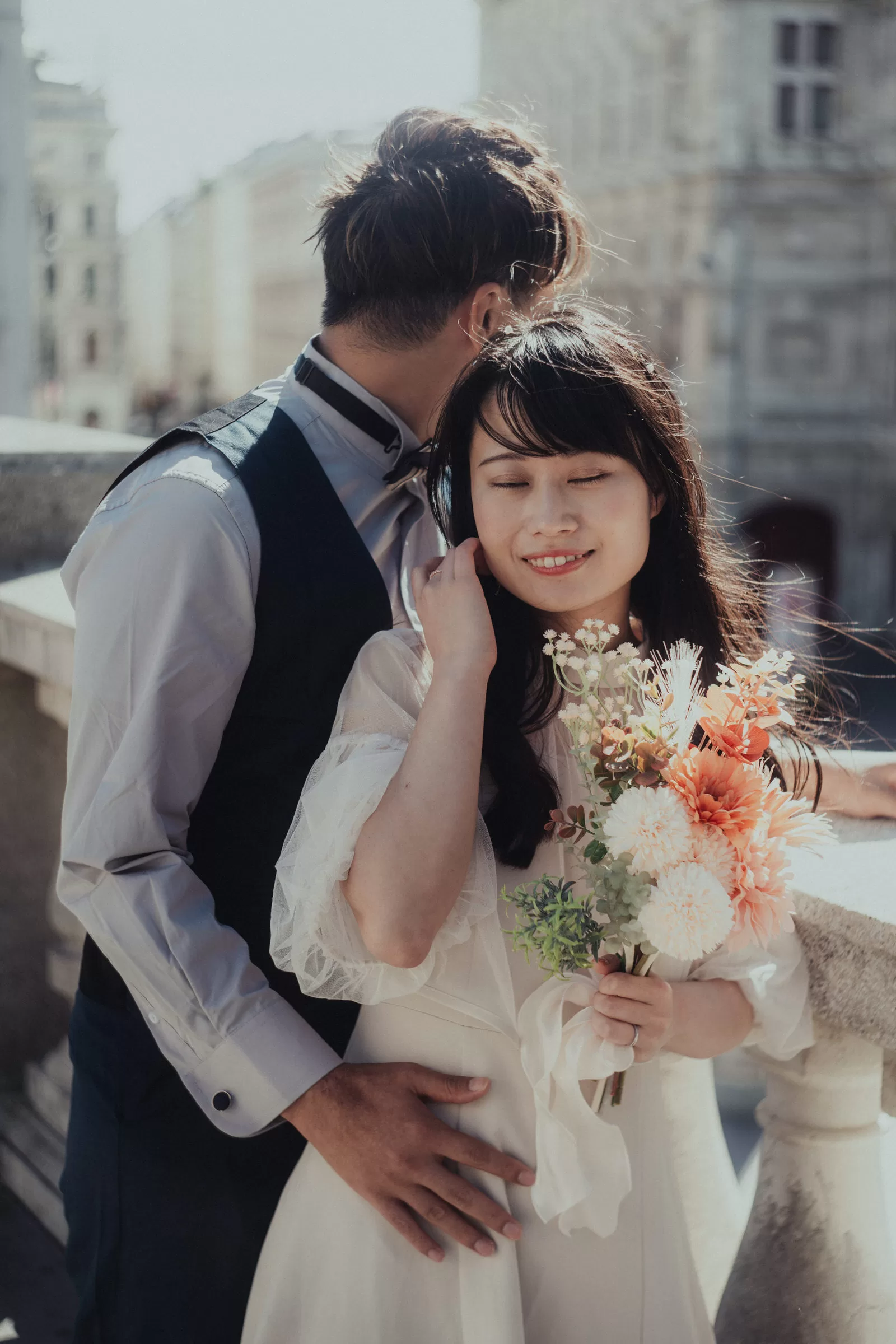 A tourist photo in vienna city centre a couple hugging under a bright sunshine