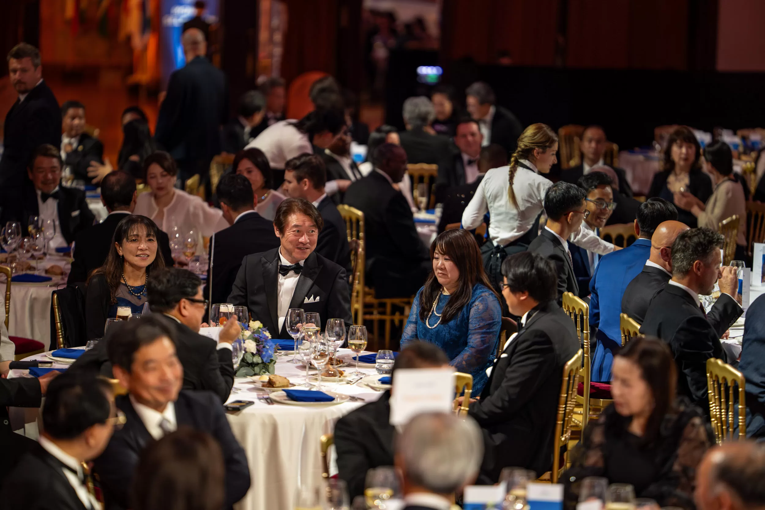 Overall atmosphere with people sitting at tables during dinner after an award ceremony