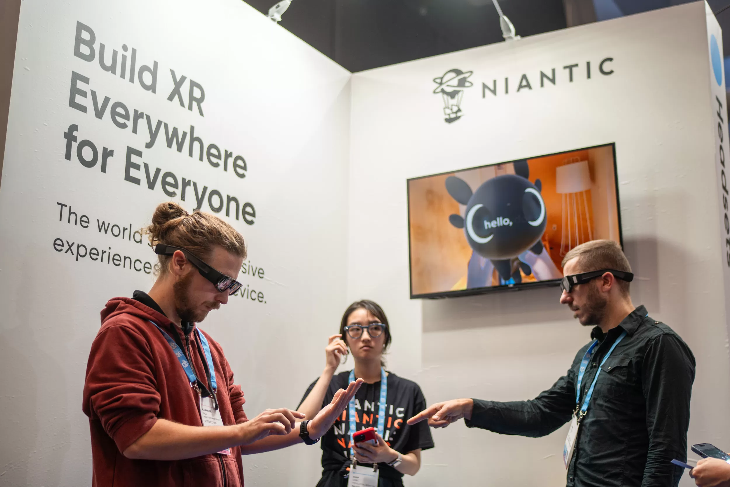 People trying out ar glasses on a trade fair