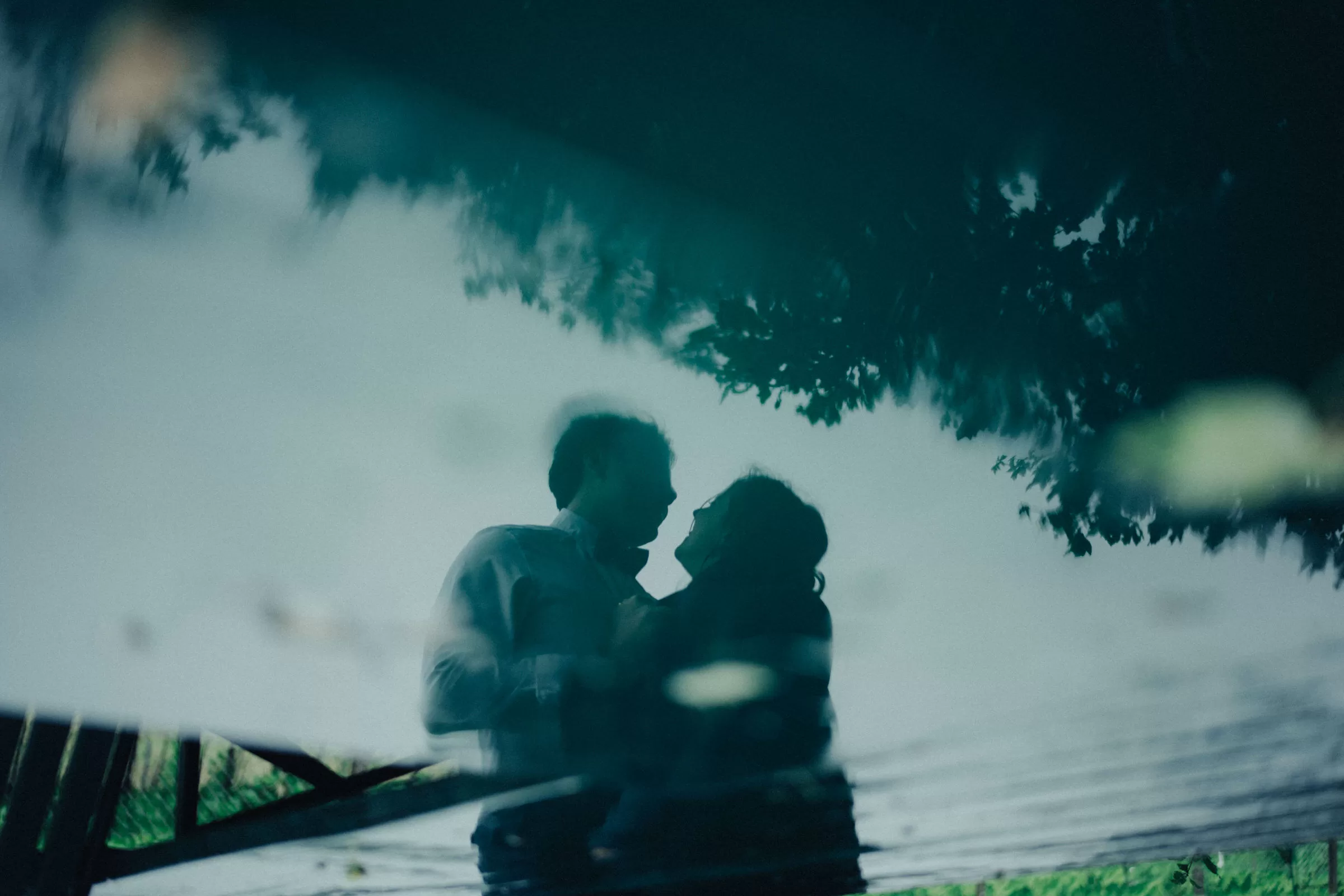 abstract photo with reflection of a couple on their wedding photoshoot at a heuriger