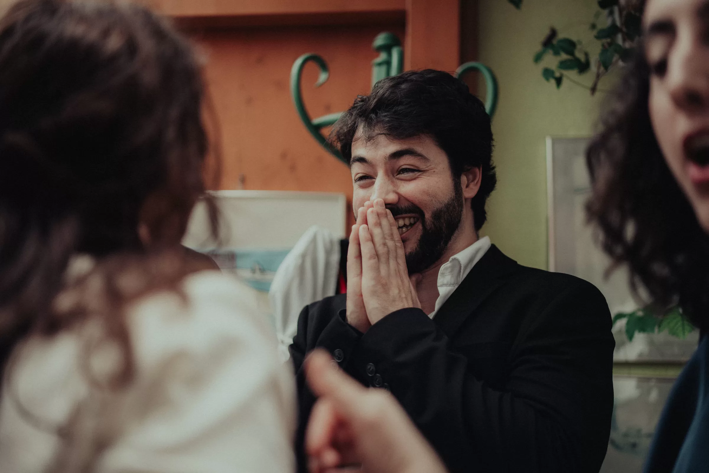 man laughing on a wedding in a heriger in Vienna