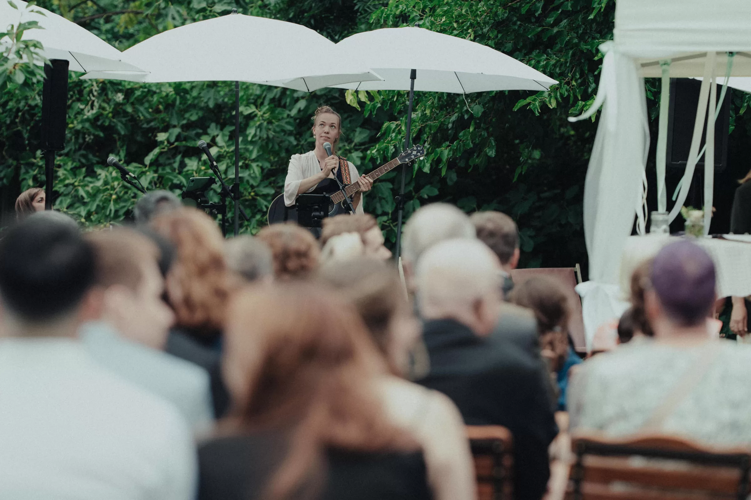 Musician and wedding guests at a garden wedding in vienna