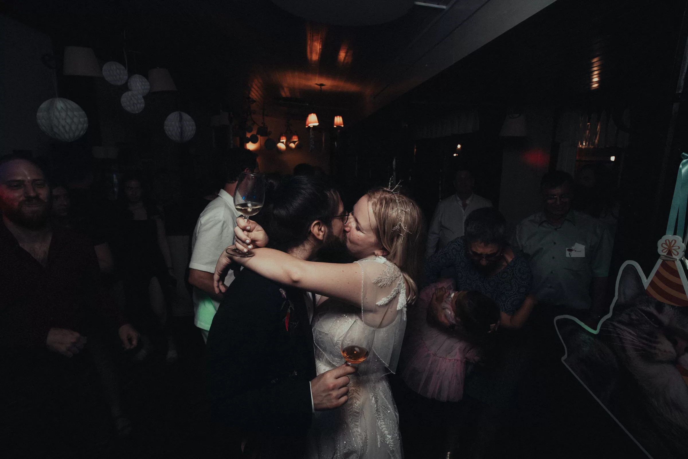 Couple dancing at a wedding and kissing