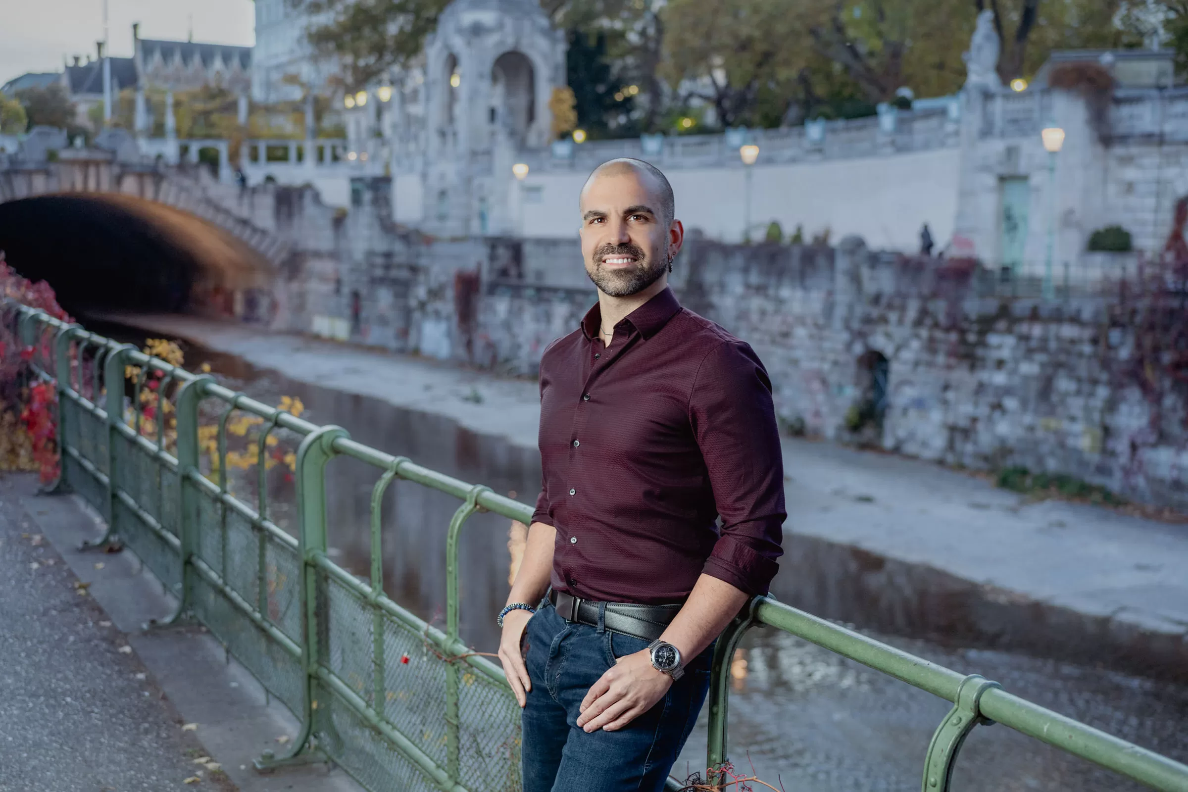 a portrait of a man standing next to Wien Fluss in Stadtpark in Vienna on his Personal branding photoshoot