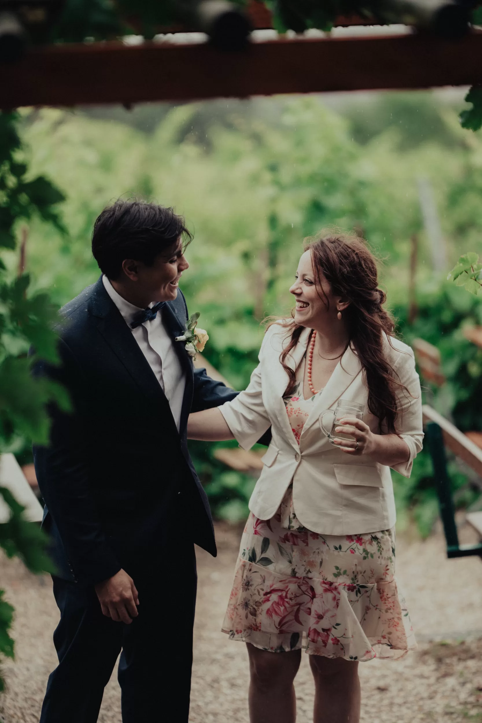 Photographer in Berlin Fedor Vasilev Photographer In Vienna A wedding couple on a terrace of a heuriger on Nussberg in Vienna