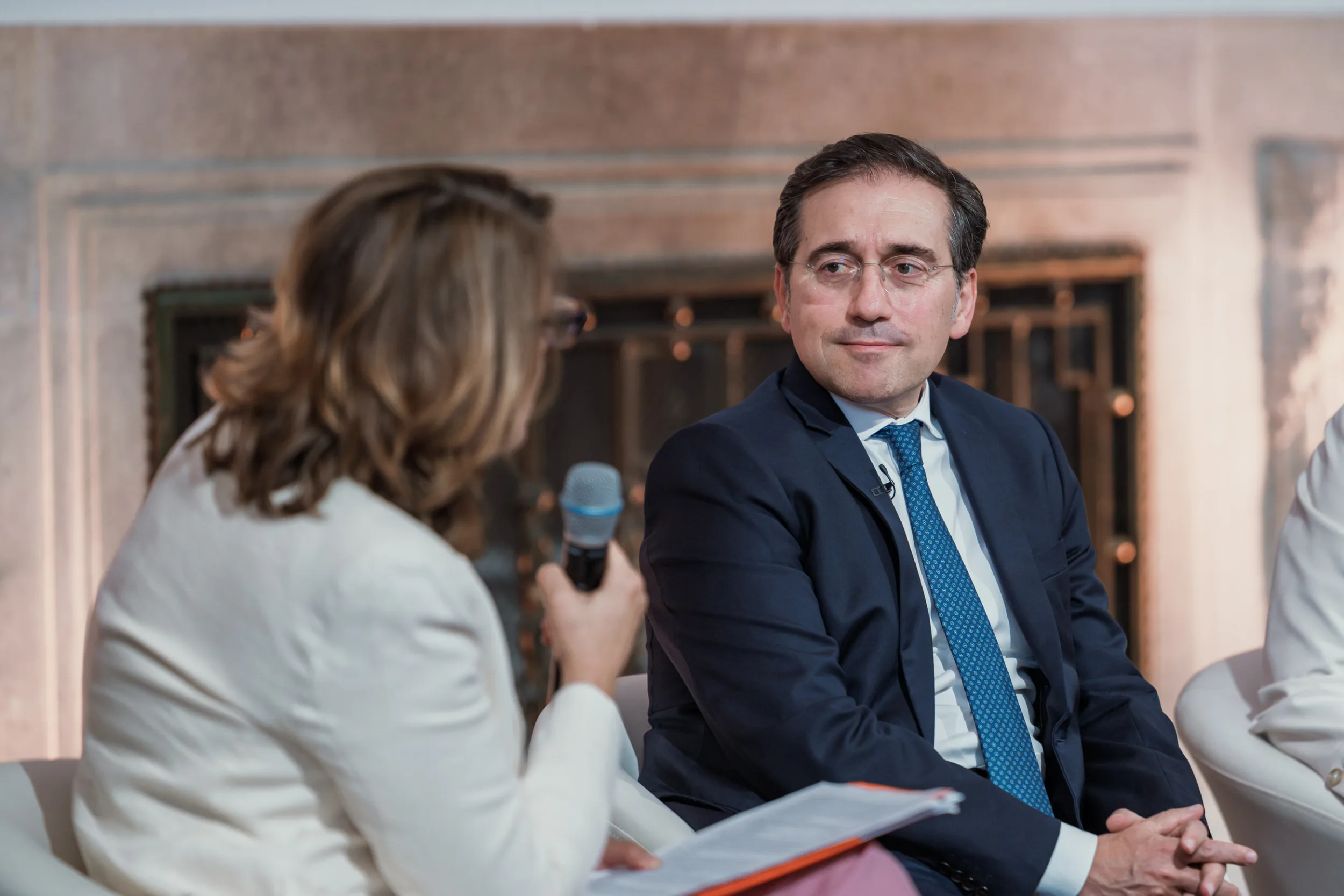 European Council on Foreign Relations Annual Council Meeting | Institutional Event Photographer Fedor Vasilev Photographer In Berlin A panel moderator asking a politician a follow up question by Berlin photographer Fedor Vasilev