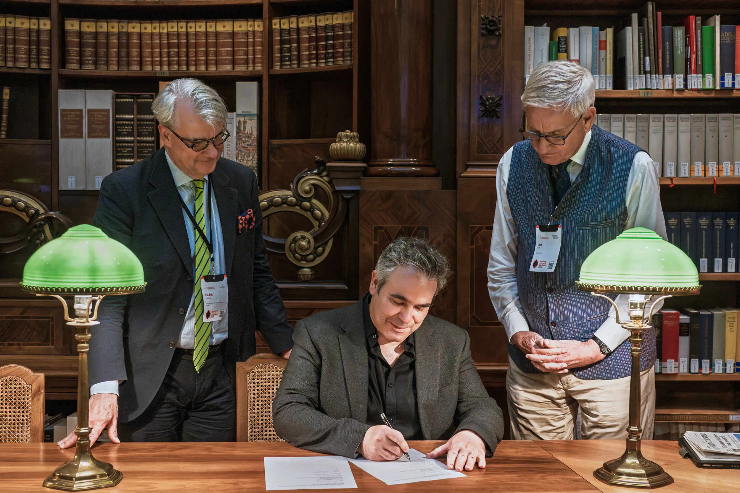 European Council on Foreign Relations Annual Council Meeting | Institutional Event Photographer Fedor Vasilev Photographer In Berlin Document signing in a historical library room by Berlin photographer Fedor Vasilev