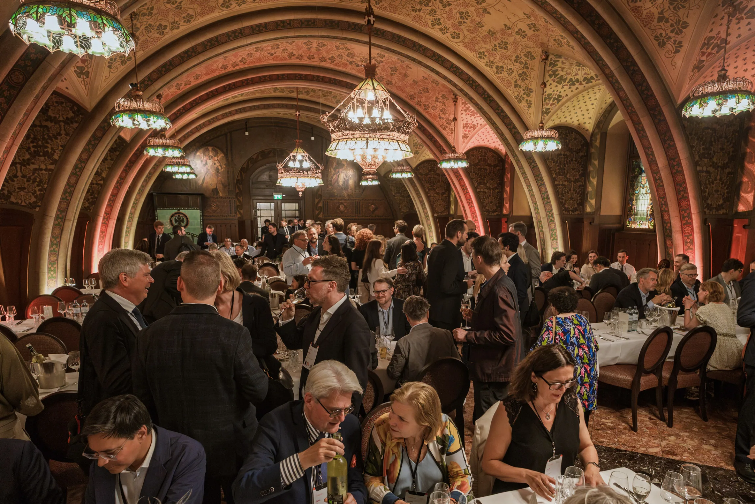European Council on Foreign Relations Annual Council Meeting | Institutional Event Photographer Fedor Vasilev Photographer In Berlin Wide photo of an atmosphere of a dinner hall at Vienna town hall during a dinner reception after a conference